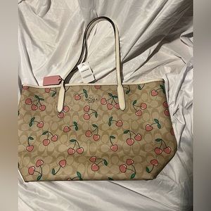 City Tote In Signature Canvas With Heart Cherry Print